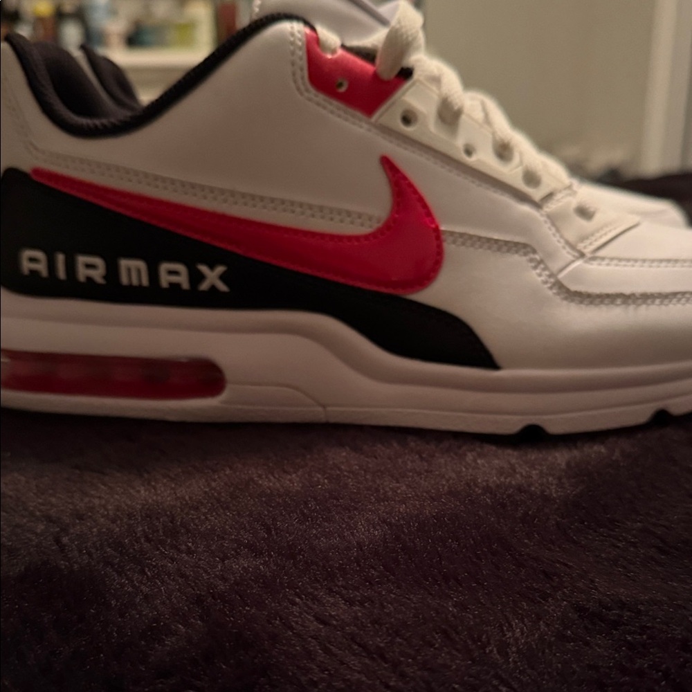 Men’s Nike Air Max White and red Sneakers size 9